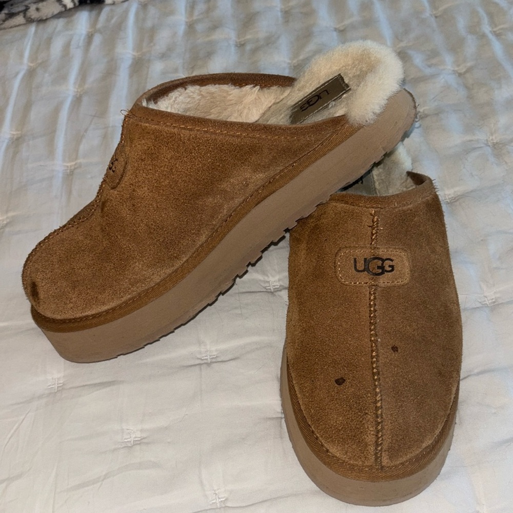 UGG SLIPPERS